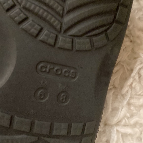 Crocs with designer jibbs - Picture 4 of 4